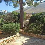 Indipendente Con Patio Giardino E Parcheggio *