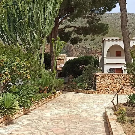 Indipendente Con Patio Giardino E Parcheggio *