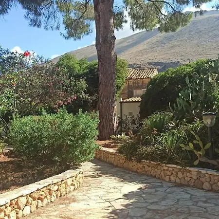 Indipendente Con Patio Giardino E Parcheggio *